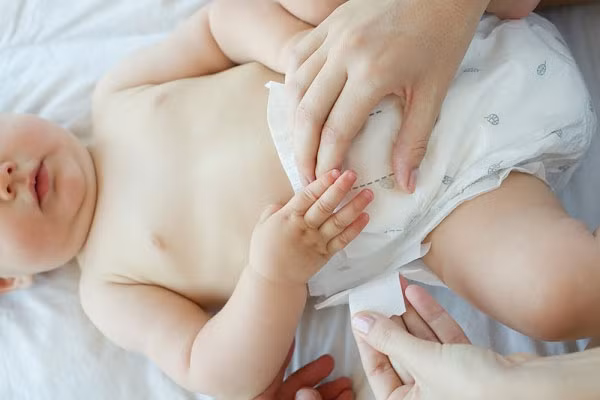 Mặc bỉm sai kích cỡ. Trên bao bì của mỗi bịch bỉm, nhà sản xuất đã ghi rõ size bỉm tương ứng với mức cân nặng của trẻ. Tất cả các mẹ đều biết điều này, thế nhưng có mẹ lại suy nghĩ cho con mặc bỉm size lớn hơn thì sẽ chứa được lượng nước tiểu nhiều hơn do đó thời hạn dùng của một chiếc bỉm được lâu hơn. Đây là cách tiết kiệm sai lầm vì khi mặc bỉm size lớn, bỉm sẽ không ôm khít được háng bé khiến cho nước tiểu có thể tràn ra ngoài.