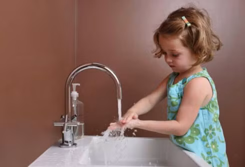 Rửa tay sạch sẽ. Rửa tay thường xuyên là cách hữu hiệu để phòng tránh các bệnh liên quan tới đường hô hấp và tiêu hóa. Vì vậy, một đứa trẻ khỏe mạnh luôn có thói quen rửa tay sau khi đi học về, trước khi ăn , sau khi chơi và đi vệ sinh. Dĩ nhiên, bé cần học kỹ năng rửa tay với xà phòng.