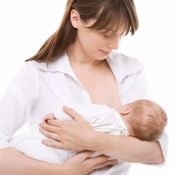 Khi có bú, không nên để bé quấy khóc vì khi khóc, bé có thể nuốt nhiều hơi, gây căng dạ dày nên dễ trào ngược. Bạn cũng tránh đùa giỡn khiến trẻ cười quá nhiều cũng sẽ làm thức ăn bị trớ ra ngoài.