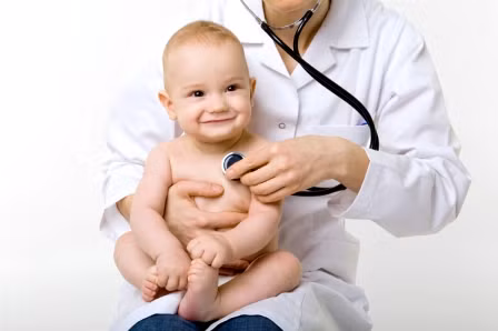 Nếu các biện pháp trên không có kết quả, cần cho bé đi khám để xác định bệnh lý trào ngược dạ dày thực quản. Trong trường hợp cần thiết, bác sĩ có thể cho bé uống thuốc để cải thiện.