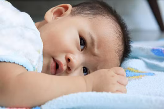 Khò khè. Khò khè cũng hay gặp ở trẻ bị viêm phổi. Tuy nhiên, triệu chứng này cũng thường gặp ở trẻ bị hen, vậy nên cũng cần thăm khám để chẩn đoán tình trạng bệnh tình cho trẻ.