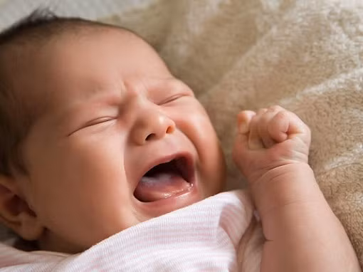 Tím tái: Tím tái là biểu hiện cơ thể bé từ mặt, chân, tay cho đến thân mình đều có biểu hiện da nhợt nhạt và tím lại thì đó là dấu hiệu của rối loạn hô hấp. Viêm phổi lúc này đã xảy ra khá nặng, cần đưa bé đi cấp cứu càng sớm, càng tốt.