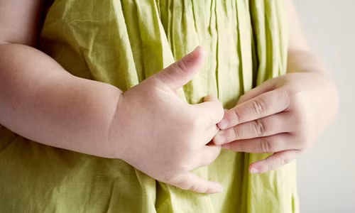 Đau bụng và chán ăn: Viêm phổi có thể gây ra các triệu chứng như đau bụng, buồn nôn hoặc nôn ở trẻ. Bên cạnh đó, trẻ cũng thường không muốn ăn hoặc giảm cảm giác thèm ăn như bình thường. Trẻ sơ sinh bị viêm phổi cũng có thể phát triển các triệu chứng của bệnh tiêu chảy do nhiễm trùng. Trong trường hợp trẻ bị nôn mửa hoặc tiêu chảy kéo dài, cần được đưa ngay đến bác sĩ, vì những triệu chứng này có thể làm tăng nguy cơ bị mất nước ở trẻ.