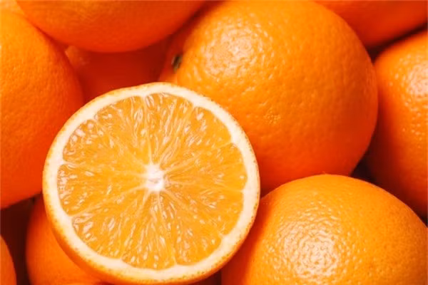Cam. Trong quả cam có chứa một làm lượng Vitamin C khá lớn, ngoài ra còn có thêm canxi, hàm lượng axit. Không chỉ có khả năng giúp bạn bảo vệ sức khỏe, tăng cường khả năng miễn dịch, cam còn là một loại quả tuyệt vời giúp bạn làm trắng da mà không mất quá nhiều công sức.