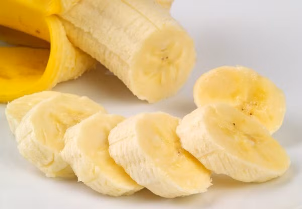 Mặt nạ chuối. Trong chuối chứa rất nhiều vitamin A và E, không những giúp da cổ mềm mịn mà còn trắng sáng lên trông thấy. Bạn nghiền nhuyễn 1/2 quả chuối chín, trộn đều cùng 2 thìa cafe dầu oliu rồi đắp lên vùng cổ rồi để trong khoảng 15-20 phút trước khi rửa sạch bằng nước mát. Do thành phần khá lành tình nên bạn có thể thực hiện 3-4 lần/tuần để nhanh chóng thấy kết quả.