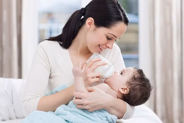 Khi mẹ đang có thai 4 -5 tháng. Lúc này sữa đã chuyển thành sữa đầu hay sữa non là loại sữa cho trẻ sơ sinh. Nếu cứ tiếp tục bú, trẻ sẽ chậm lớn, xanh xao. Lúc này thì mẹ cần cho trẻ thôi bú.