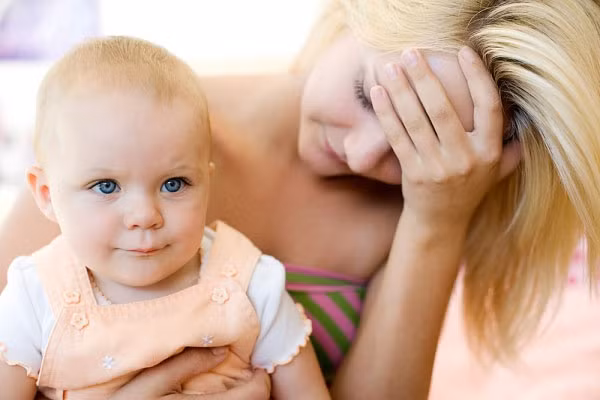 Khi mẹ bị áp xe vú. Khi đó vú sẽ bị sưng tấy lên và ở trong đó có mủ. Áp xe vú ăn rất sâu nên mủ có thể lan đến tuyến sữa, do đó khi trẻ bú có thể bú cả sữa lẫn mủ apxe, rất có hại cho trẻ. Trường hợp này nên cho trẻ ăn tạm sữa ngoài, cháo sữa, bột sữa… chờ cho mẹ khỏi mới bú trở lại.
