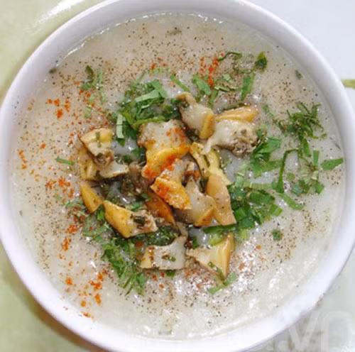 Thực phẩm giúp ngăn mồ hôi trộm: Ở trẻ nhỏ, hệ thần kinh thực vật chưa ổn định, đang trong giai đoạn phát triển và hoàn thiện. Vì vậy, trẻ rất hay bị ra mồ hôi (thường gọi là mồ hôi trộm), nhất là khi ngủ. Cũng vì thế, trẻ rất dễ bị viêm nhiễm đường hô hấp. Để trị mồ hôi trộm, trẻ cần ăn các món như cháo trai, cháo sò - hến, canh cá quả, canh rau ngót, chè đậu xanh, đậu đen…