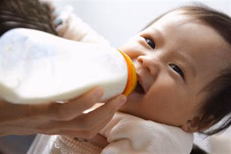 Kiên nhẫn. Bạn cần kiên nhẫn vì bé có thể “chống đối” quyết liệt vì ghét núm vú bình sữa. Nếu kiên trì và tập cho bé dần dần thì sẽ thành công. Hoặc có người chọn cách “đổ thìa” cho con vì bé không chịu ti bình.
