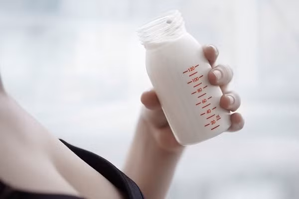 Bạn có thể cho bé làm quen với núm vú của bình sữa bằng cách vắt sữa mẹ vào trong bình và cho bé bú. Khi bé đã quen rồi, bạn mới nên pha sữa ngoài vào bình và cho bé bú.
