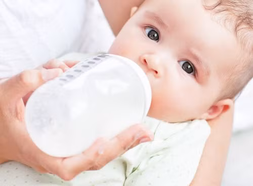 Giữ cho sữa luôn ấm. Quan sát xem bé thích uống sữa ở nhiệt độ nào. Thường thì các bé bú chậm, sữa sẽ nhanh chóng bị nguội, và bé không chịu bú tiếp. Chứng tỏ bé không thích uống sữa khi nguội. Đừng ép bé uống hết ngay, có thể cho bé nghỉ một lúc, hâm nóng sữa lại rồi tiếp tục đút cho bé.