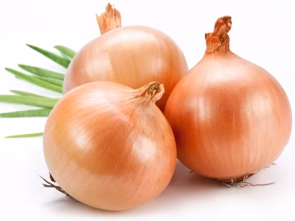 Hành củ (hành tây) băm nát, bọc vào vải màn, đập nhẹ lên trên tóc cho đến khi nước hành ngấm đều trên da đầu và tóc. Để như vậy vài giờ rồi bạn hãy gội đầu lại. Cách này hiệu quả trị gàu rất cao. Bạn lưu ý rằng, nước hành đọng lại trên da đầu càng lâu, hiệu quả tẩy sạch gàu càng tốt.
