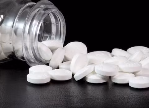 Tán 2 viên aspirin thành bột và hoà vào dầu gội của bạn. Khi bôi lên tóc và massage, hãy để yên “thuốc gội” này trong 2 phút rồi mới xả sạch.