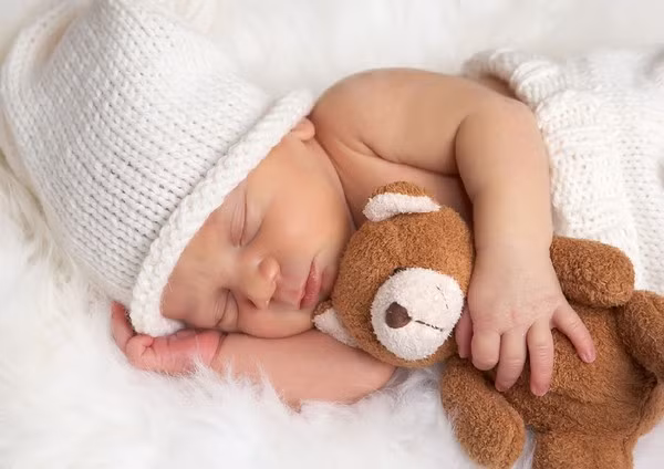 Quấn trẻ quá chặt. Nhiều cha mẹ có thói quen quấn trẻ chặt để giúp cho trẻ không bị lạnh khi ngủ. Thế nhưng, nó làm lại trẻ khó thở, gây toát mồ hôi, và có thể gây cảm lạnh… Thế nên, để giúp trẻ ngủ ngon và sâu giấc hơn, thì bạn nên quấn trẻ trong một lớp chăn đủ ấm, nhưng đừng chặt quá nhé.