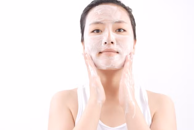 Mặt nạ đậu phụ. Bạn thường nhắc đến đậu phụ là nghĩ ngay đến món ăn ưa thích tốt cho sức khỏe nhưng hôm nay chúng tôi sẽ giới thiệu một công dụng của miếng đậu phụ nữa giúp làm trắng da mặt nhanh. Bạn chỉ cần dằm nát miếng đậu phụ thêm 15g bột mỳ và 5g mật ong trộn đều hỗn hợp và đắp lên mặt. Sau 20 phút thì rửa mặt. Làm liên tục trong 1 tuần để cảm nhận làn da mặt của bạn nhé.Cách này tác dụng làm sáng da đồng thời thu nhỏ lỗ chân lông của bạn.