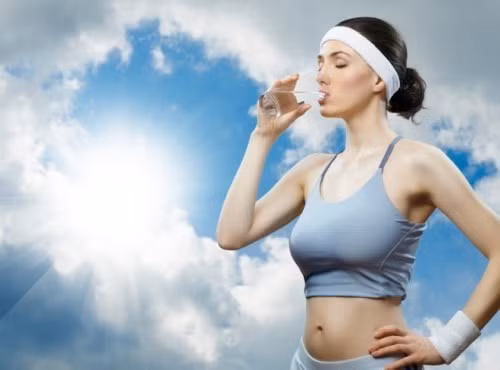 Uống đủ 2 lít nước mỗi ngày. Uống đủ nước mỗi ngày sẽ giúp thanh lọc nhanh chóng độc tố bên trong, giúp phái đẹp có làn da sạch sẽ. Bạn có thể uống đủ 2 lít nước mỗi ngày (tương đương với khoảng 8 cốc nước), trong trường hợp 8 cốc nước lọc khiến bạn chán ngán, hãy thử học cách uống nước “hứng khởi” hơn, bằng cách tự pha cốc nước chanh mát lạnh hay “sáng tạo” 1 ly cocktail trái cây thay thế nhé.