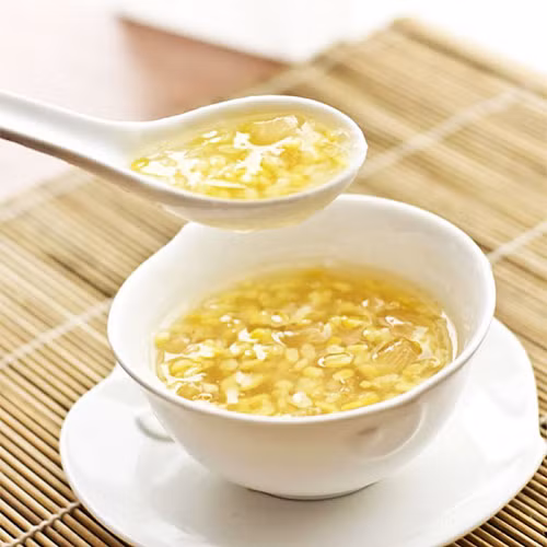 Chè đậu xanh, rau câu: Đậu xanh 50g, rau câu 30g, đường đỏ vừa đủ. Đậu xanh cho nước vào đun cho đậu chín nhừ, rau câu thái nhỏ, cho vào nồi nấu cùng đến khi rau câu chín kỹ thì cho đường đỏ liệu vừa ăn là được. Mỗi ngày ăn 1 lần, ăn liên tục 7 ngày.