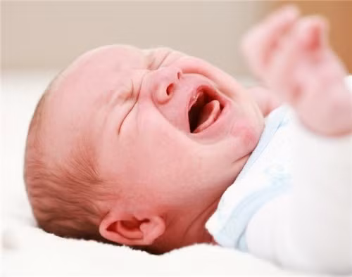 Giấc ngủ ban đêm bị gián đoạn, bé thức giấc và quấy khóc do đói.