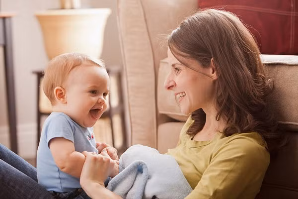 Bé nói được thêm hai đến ba từ hay một câu ngắn hoàn chỉnh. Ở độ tuổi này hệ thần kinh và thính giác của bé phát triển rất mạnh mẽ. Bé thường có dấu hiệu “hóng chuyện” hoặc chép miệng theo những gì bố, mẹ nói. Không ít trường hợp các bố, mẹ ngạc nhiên khi thấy con mình tự nhiên la lớn, hoặc hay đòi nói mà không biết rằng đây là những cử chỉ “đáng yêu” mà bé mong muốn được thể hiện.