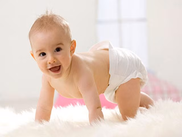 Trọng lượng cơ thể bé tăng gấp đôi so với khi mới sinh ra.