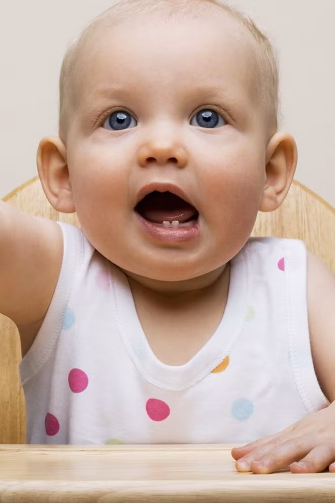 Bị ho: Nước dãi chảy ra có khả năng khiến bé bị nghẹn, gây ho. Nếu bị ho không kèm các triệu chứng khác của cảm hoặc dị ứng thì nó càng chứng tỏ, bé sắp mọc răng.