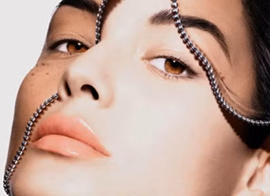 Chữa rám má, sạm da. 1 quả bí đao vừa phải, 100gr bán hạ, ½ lít rượu, ½ lít nước. Tất cả đun nát nhừ, lọc lấy nước cốt, cô đặc như cao rồi cho vào lọ dùng dần. Trước khi đi ngủ, bôi lên mặt một lớp mỏng, sáng dậy rửa mặt thật sạch.