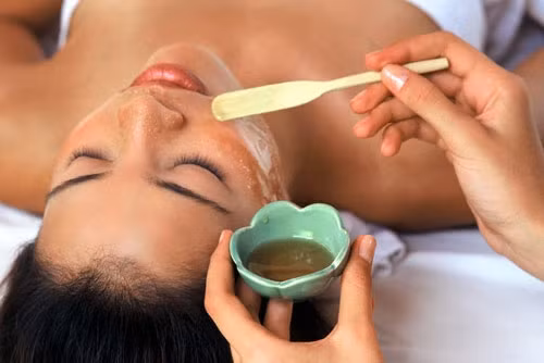 Kem làm trắng và mịn da. Đây là cách làm hơi cầu kỳ, nhưng bạn có thể trữ sản phẩm trong tủ để dùng lâu dài. Nguyên liệu gồm 500g bí đao (bỏ vỏ và ruột), 1 lít rưỡi rượu, 1 lít nước cho vào nồi đất đun nhừ rồi nghiền kĩ, lọc qua vải màn cho mịn. Sau đó đổ thêm 0,5kg mật ong vào nấu chừng 2h cho tới khi hỗn hợp cô lại. Để cao nguội và cho vào lọ kín, cất tủ lạnh dùng dần.