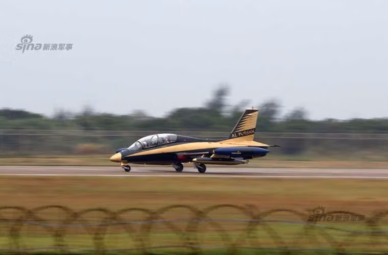 Đây là một trong 9 chiếc máy bay phản lực của phi đội Al Fursan của Không quân UAE, đội này được thành lập từ năm 2010. Trong ảnh là một trong số các máy bay của Al Fursan đang chạy đà cất cánh ở sân bay Chu Hải.