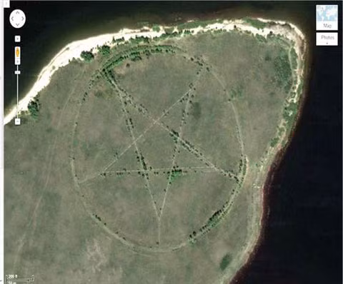 Hình ảnh ngôi sao 5 cánh bí ẩn tại Kazakhstan trên Google Earth.