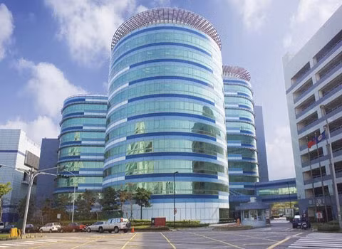 Apple thuê địa điểm nghiên cứu và phát triển mới tới Đài Loan. Trong khi Google và Motorola tìm mọi cách để phát triển sản xuất tại Mỹ, thì Apple lại đi theo hướng ngược lại. Họ đang có dự định thuê một trung tâm nghiên cứu và phát triển mới ở Đài Loan. Họ đã đăng tin tuyển các kỹ sư nghiên cứu phần mềm, ký sư thiết kể AC-DC, kỹ sư phần cứng hệ thống cảm ứng và một vài vị trí quản lý dự án.