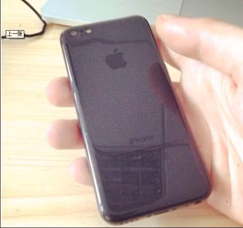 iPhone 5C đen lần đầu ra mắt. Đây là lần đầu tiên hình ảnh về chiếc điện thoại 5C màu đen được ra mắt dù trước đó chúng ta thấy nhiều màu sắc khác của chiếc điện thoại này như xanh, vàng, đỏ, trắng và xanh lá cây.