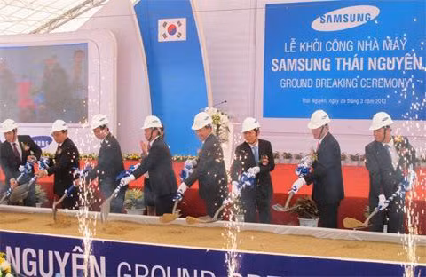 Samsung đầu tư 1,2 tỷ USD xây nhà máy thứ 3 tại Việt Nam.Với nhà máy thứ 3 này, Việt Nam sẽ trở thành một trong những đối tác hàng đầu của tập đoàn Samsung trong việc sản xuất và lắp ráp các mặt hàng điện tử cao cấp. Samsung đầu tư 1,2 tỷ USD xây nhà máy thứ 3 tại Việt Nam.Với nhà máy thứ 3 này, Việt Nam sẽ trở thành một trong những đối tác hàng đầu của tập đoàn Samsung trong việc sản xuất và lắp ráp các mặt hàng điện tử cao cấp.