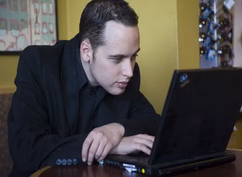  Adrian Lamo. Rất nhiều công ty đã thuê các hacker để tìm ra những lỗ hổng an ninh trong hệ thống của mình, nhưng dường như các công ty lại không mặn mà mấy với Adrian Lamo. Trong 2 năm 2002-2003, Lamo đã tấn công được vào mạng của một số công ty như Microsoft, Yahoo và New York Times. Sau đó, anh ta đính kèm thông tin cá nhân của mình vào cơ sở dữ liệu của họ. Lamo bị bắt năm 2003 và hiện đang là một phóng viên công nghệ.