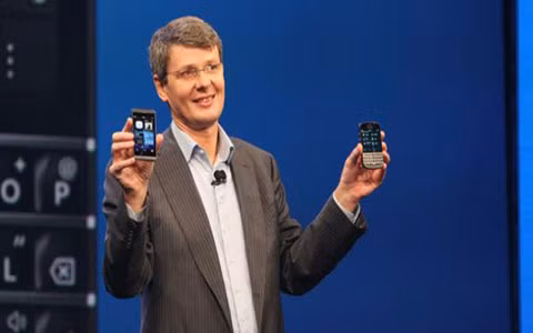 Chính phủ Canada “làm ngơ” trước số phận BlackBerry. Dù Bộ trưởng công nghiệp Canada cho biết chính phủ nước này đang theo dõi sát sao tình hình của hãng điện thoại từng làm rạng danh đất nước này, nhưng lại không hề đề cập đến việc sẽ làm gì để giúp công ty này bước ra khỏi khủng hoảng.