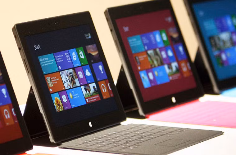 Giá Surface Pro giảm 100 USD. Chiếc máy tính bảng sử dụng hệ điều hành Windows 8, bộ vi xử lý Intel i5 hiện được bán với giá giảm 100 USD cho cả 2 phiên bản 64 Gb và 128 Gb tại các cửa hàng giới thiệu sản phẩm của Microsoft ở Mỹ, Canada, Hồng Kông, và Đài Loan. Biểu giá này chỉ có hiệu lực đến ngày 29/8.
