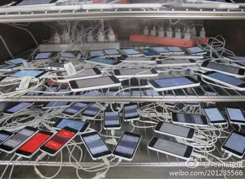 iPhone 5C đang được thử nghiệm? Theo một tài khoản trên trang Weibo, người tự giới thiệu là đang làm ở QC, chiếc iPhone 5C đang được thử nghiệm và cô cũng cho biết khi nào có tin mới, sẽ tung ảnh kèm chú thích lên mạng.