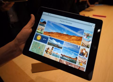 Apple vẫn phải “cậy nhờ” Samsung sản xuất màn hình cho iPad. Lại một lần nữa mối quan hệ cộng sinh giữa Samsung và Apple được chứng minh. Lần này thì Apple vẫn phải nhờ Samsung cung cấp cho mình màn hình iPad, với số lượng tăng lên từ 2,3 triệu màn hình vào quý I lên 4,1 triệu màn hình trong quý II. Apple vẫn phải “cậy nhờ” Samsung sản xuất màn hình cho iPad. Lại một lần nữa mối quan hệ cộng sinh giữa Samsung và Apple được chứng minh. Lần này thì Apple vẫn phải nhờ Samsung cung cấp cho mình màn hình iPad, với số lượng tăng lên từ 2,3 triệu màn hình vào quý I lên 4,1 triệu màn hình trong quý II.
