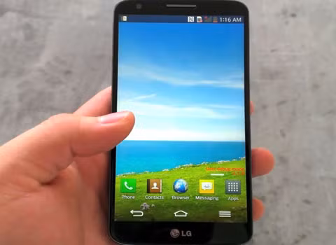 LG G2 được chu du trên không trung. LG quyết định đưa G2 lên không gian để thử camera 13 Mp với chế độ ổn định của mình. Chiếc điện thoại này được buộc vào một quả bóng và thả lên bầu trời, tới độ cao gần 10 km để chụp ảnh những áng mây và tầng bình lưu của khí quyển.