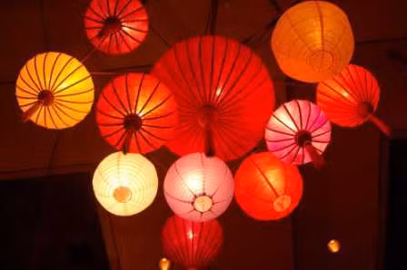 Đôi khi người ta treo lồng đèn ở hai bên giường – cho cô dâu và chú rể. Hai đèn này được thắp cùng một lúc, nếu chúng cháy cùng tốc độ và tắt cùng lúc thì đó là dấu hiệu may mắn của một cuộc hôn nhân hạnh phúc và bền vững. Những lồng đèn như thế thường có vẽ chữ Song hỷ sẽ thu hút năng lượng dương, thuận lợi cho việc thụ thai và sinh con trai. Khi người vợ có thai, đèn lồng vẫn được thắp sáng mỗi đêm. Lồng đèn đỏ và vàng là biểu tượng được đặt trong phòng tân hôn để kích hoạt vận may về đường con cái.
