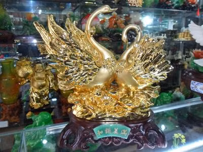 Đôi hạc. Một trong những món quà có ý nghĩa nhất để tặng cho cha mẹ là một đôi hạc nép mình giữa những cành cây thông. Điều này có nghĩa là hạnh phúc gia đình bền vững. Ý nghĩa thật sự còn sâu xa hơn. Đó là sự liên tục của tất cả những phẩm chất tốt đẹp của Quẻ Càn và Quẻ Khôn cũng như sự hòa thuận và phúc lộc của cả gia đình.