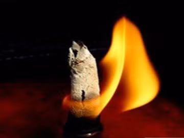 Theo một số ghi chép, vào năm 527 sau CN, Syria do Đế quốc La Mã thống trị. Một binh lính La Mã khi canh gác đã tình cờ phát hiện ra tia sáng le lói phát ra từ một khe núi. Mọi người lần theo đó và tìm ra đây là ngôi mộ cổ.