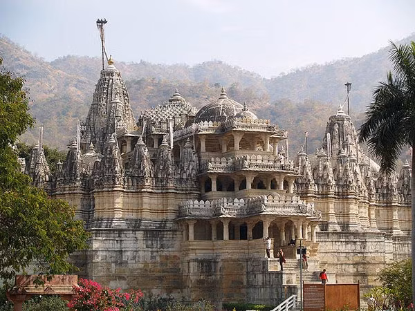 2. Đền thờ Ranakpur, Ấn Độ. Được xây dựng từ thế kỷ 14 để thờ thần Adinatha của đạo Jain, Ranakpur nằm trên đỉnh đồi cao rất nổi bật. Đền thờ dựng lên từ 1.444 cột đá cẩm thạch, chạm trổ vô cùng chi tiết, tỉ mỉ. Mỗi cột đá đều có họa tiết chạm khắc khác nhau và không có hai cây cột nào hoàn toàn giống nhau.