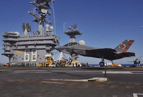 Tiêm kích tàng hình F-35C lần đầu hạ cánh thành công trên boong tàu sân bay USS-Nimitz.