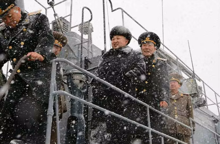 Lãnh đạo Triều Tiên Kim Jong-un cũng lên tàu ngầm của lực lượng 189 để kiểm tra tình trạng của tàu.