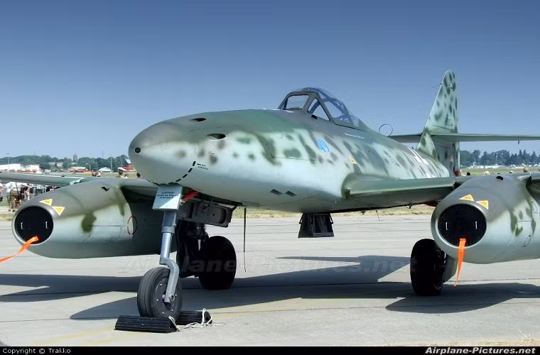 Messerschmitt Me 262 Schwalbe: là mẫu máy bay chiến đấu phản lực đầu tiên trên thế giới, được Phát xít Đức chế tạo trong Chiến tranh Thế giới thứ 2. Nó được biên chế cho Không quân Đức vào năm 1944 với vai trò như một máy bay đa năng đảm nhiệm nhiều nhiệm vụ như trinh sát, máy bay ném bom hay tiêm kích đánh chặn.