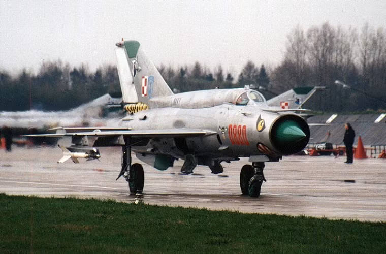 MiG-21 được trang bị một động cơ phản lực cho tốc độ 2.500km/h, tầm hoạt động từ 450-500km với trần bay là 19.000m. Hệ thống vũ khí chính của MiG-21 gồm pháo 23 hoặc 30mm, mang 2-6 tên lửa không đối không (tùy từng loại), bom và rocket.