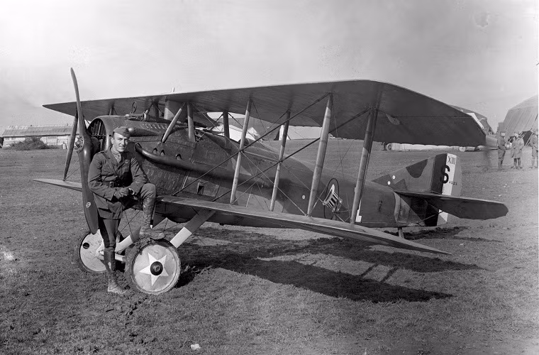 SPAD S.XIII được trang bị một động cơ Hispano-Suiza 8Be có công suất 200 mã lực cho tốc độ bay tối đa là 218km/h với trần bay là 6.650m. SPAD S.XIII có tổ lái gồm một phi công và được trang bị 2 súng máy Vickers cỡ nòng 7,7mm.