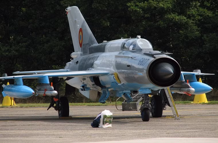 MiG-21 là mẫu tiêm kích giá thành khá rẻ, có khả năng cơ động cao, linh hoạt trong chiến đấu và nhu cầu bảo dưỡng thấp. Bên cạnh đó việc lái một chiếc MiG-21 được đánh giá là khá dễ dàng cho một phi công lái máy bay chiến đấu. Chính vì lý do đó mà sau hơn 50 năm được đưa vào sử dụng MiG-21 vẫn tiếp tục được phát triển nâng cấp và phục vụ trong lực lượng không quân nhiều nước trên thế giới.