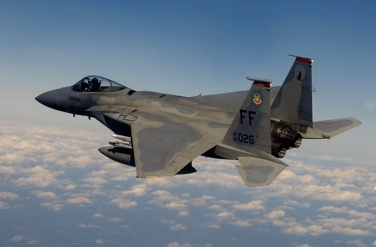 McDonnell Douglas F-15 Eagle: là mẫu máy bay tiêm kích chiến thuật được trang bị 2 động cơ phản lực, có thể hoạt động trong mọi thời tiết và được thiết kế để chiếm lĩnh cũng như giúp duy trì ưu thế trên không trong chiến đấu. Từ khi được đưa vào sử dụng cho đến nay, F-15 đã chứng minh mình là một trong những mẫu máy bay chiến đấu tốt nhất thế giới, ngay cả khi nó lần lượt bị các đối thủ khác như Su-27 hay F-22 lần lượt qua mặt.