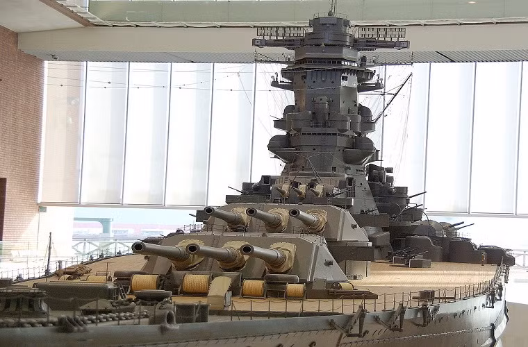 Yamato là một trong ít những thiết giáp hạm có lượng giãn nước lên tới 71.000 tấn trong Chiến tranh Thế giới thứ 2, dài 263m, tốc độ 27 hải lý/h, tầm hoạt động 13.000km với thủy thủ đoàn khoảng 2.500 người. Trang bị vũ khí chính của nó gồm: 3 tháp pháo 3 nòng 460mm; 4 tháp pháo 3 nòng 155mm; 6 tháp pháo 2 nòng 127mm; 8 pháo 3 nòng 25mm và hai pháo phòng không 2 nòng 13, 2mm, bên cạnh đó nó còn được trang bị 2 máy phóng máy bay.